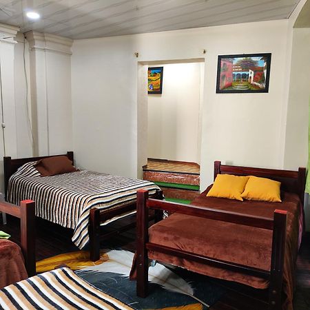 Hostal Latitud Ecuem Кіто Екстер'єр фото