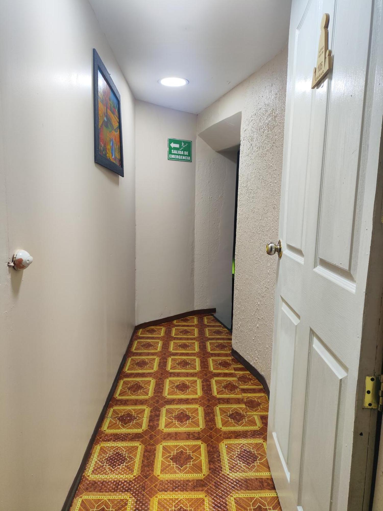 Hostal Latitud Ecuem Кіто Екстер'єр фото